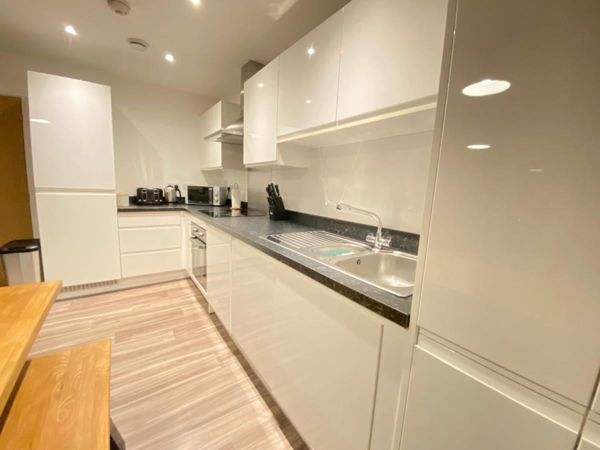 3 Bedrooms Double Or Single Beds, 2 Parking Spaces! Wifi & Smart Tv'S, Balcony Portsmouth Buitenkant foto